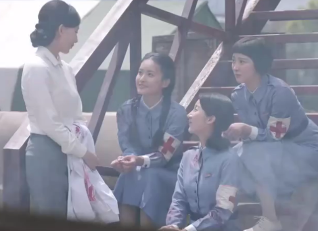 同样是野战医院的护士,为啥差别这么大呢?最后几人脚上穿的啥?