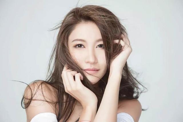 香港知名女星高调结婚,在海边办婚礼,穿吊带婚纱大秀丰满身材