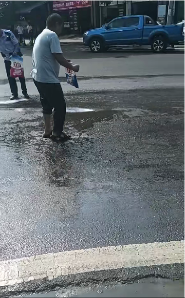 洒水车街头洒油?虚惊一场,故障漏油致多人骑车摔倒