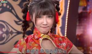 美女脱裤子和脱丝袜(旗袍正妹“乔乔儿”一脱黑丝袜走光 敬业态度令人啧啧称奇)