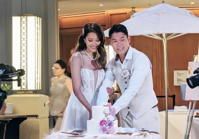 香港知名女星高调结婚,在海边办婚礼,穿吊带婚纱大秀丰满身材