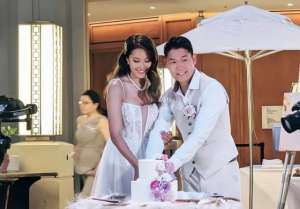 婚纱丰满美女(香港知名女星高调结婚，在海边办婚礼，穿吊带婚纱大秀丰满身材)