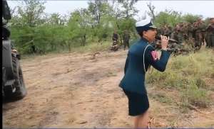 美女歌午团(俄军文工团美女歌唱家，前线慰问士兵，以卡车为舞台，倾情演唱)