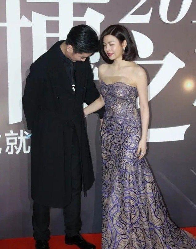 陈妍希胯太宽了,用腰带勒出细腰却被胯部抢镜,露出双腿更尴尬