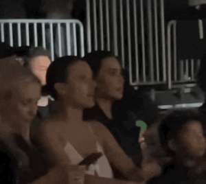 透明袜美女(侃爷新老婆裸丝造型再破尺度，前妻卡戴珊眼红跟风模仿穿搭？)