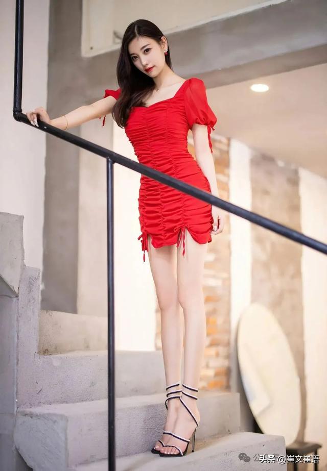 美女模特杨晨晨,紧身连衣裙,高跟大长腿,这你受得了吗?
