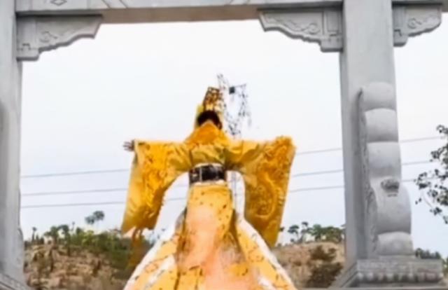 河南一女子模仿武则天,泡面当王冠,麻袋做龙袍,23家公司求签约