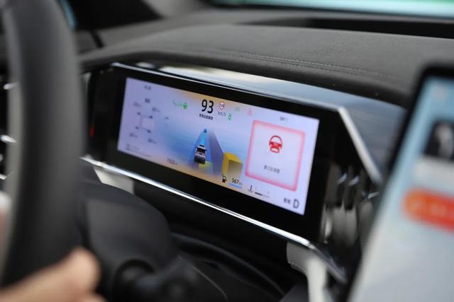 博越L:2.0T、加热通风按摩!不到15万能高速领航!还看哈弗H6吗