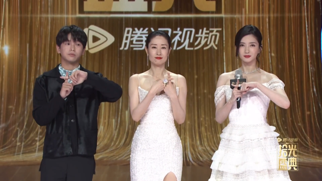鹅厂盛典:杨幂水嫩小性感,鞠婧祎上半身稳赢,白百何模样大变