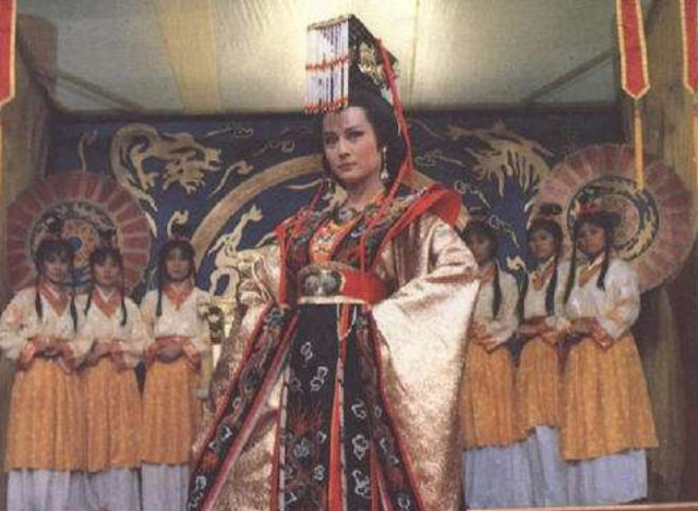 河南一女子模仿武则天,泡面当王冠,麻袋做龙袍,23家公司求签约