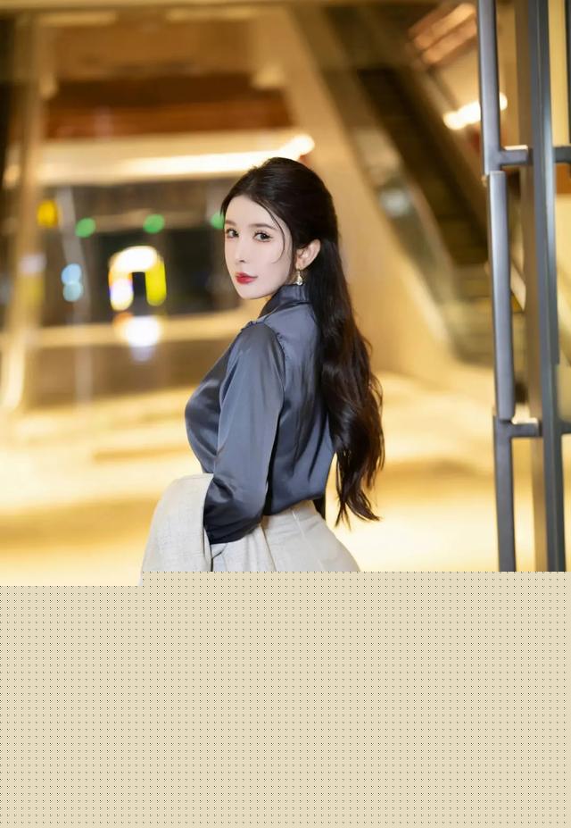 美女模特李丽莎,水蛇腰、蜜桃臀,黑丝大长腿,这你受得了吗?