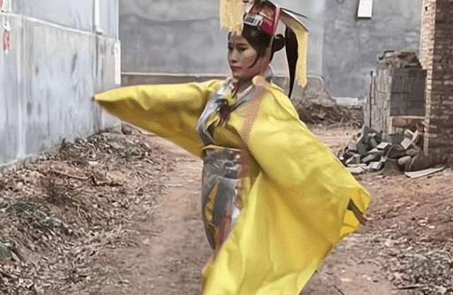 河南一女子模仿武则天,泡面当王冠,麻袋做龙袍,23家公司求签约