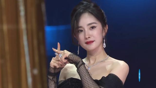 鹅厂盛典:杨幂水嫩小性感,鞠婧祎上半身稳赢,白百何模样大变