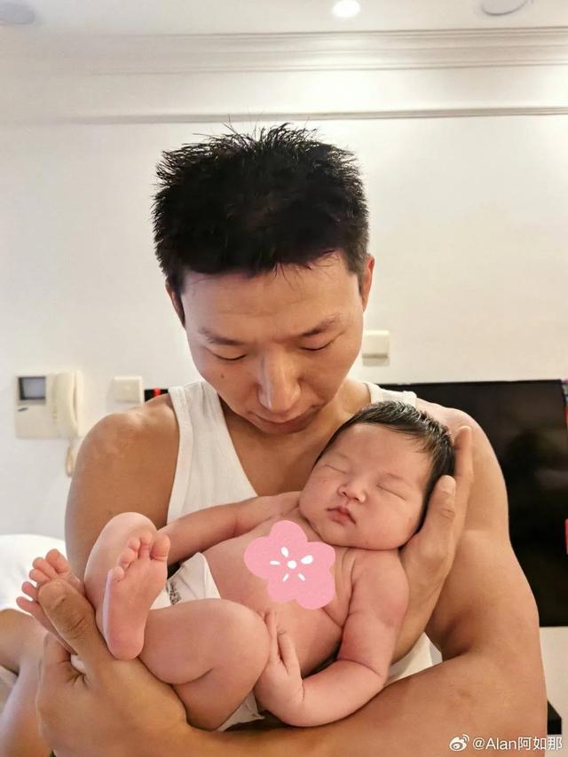 “村霸”阿如那甜蜜晒女儿,以后谁敢惹这个岳父啊!