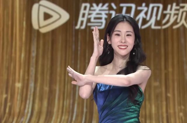 鹅厂盛典:杨幂水嫩小性感,鞠婧祎上半身稳赢,白百何模样大变