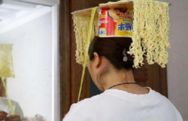 河南一女子模仿武则天,泡面当王冠,麻袋做龙袍,23家公司求签约