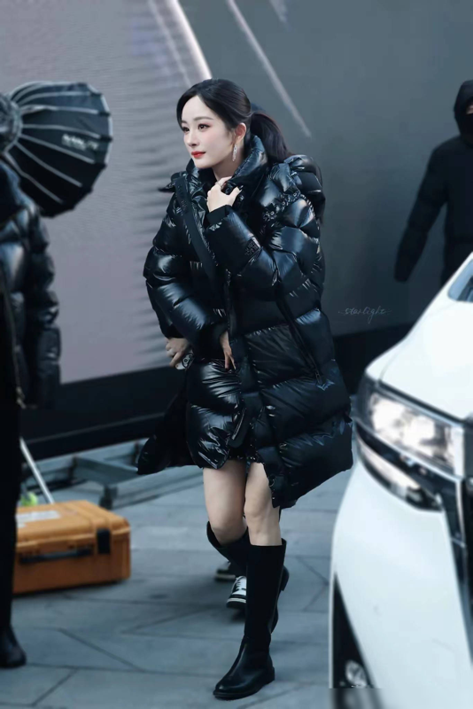 杨幂太拼了,在零度的北京光腿穿黑金羽绒服,生图又美又嫩像20岁