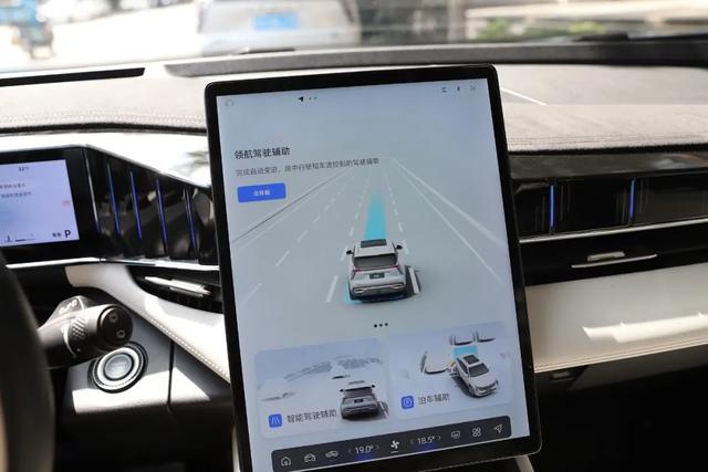 博越L:2.0T、加热通风按摩!不到15万能高速领航!还看哈弗H6吗