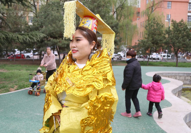 河南一女子模仿武则天,泡面当王冠,麻袋做龙袍,23家公司求签约