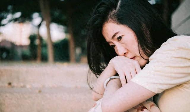 少女竟被大叔带到酒店,美女主动脱去衣服,献身五十岁的老男人!