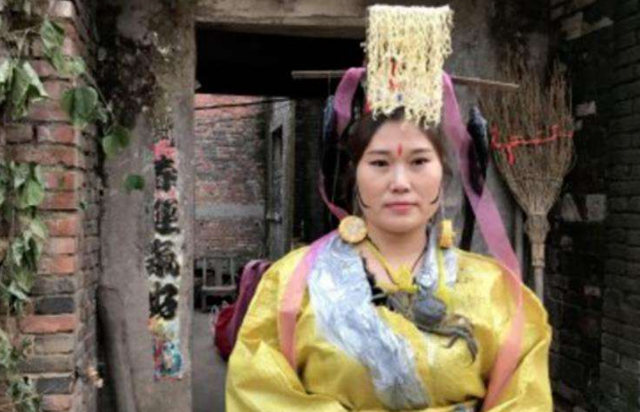 河南一女子模仿武则天,泡面当王冠,麻袋做龙袍,23家公司求签约