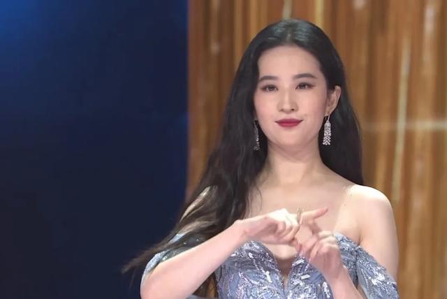 鹅厂盛典:杨幂水嫩小性感,鞠婧祎上半身稳赢,白百何模样大变