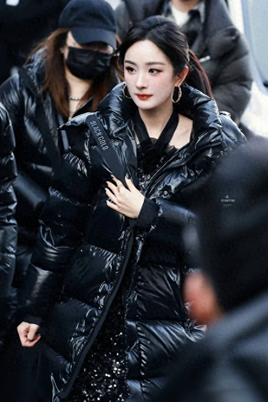 杨幂太拼了,在零度的北京光腿穿黑金羽绒服,生图又美又嫩像20岁