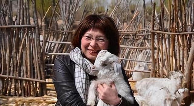 少女竟被大叔带到酒店,美女主动脱去衣服,献身五十岁的老男人!