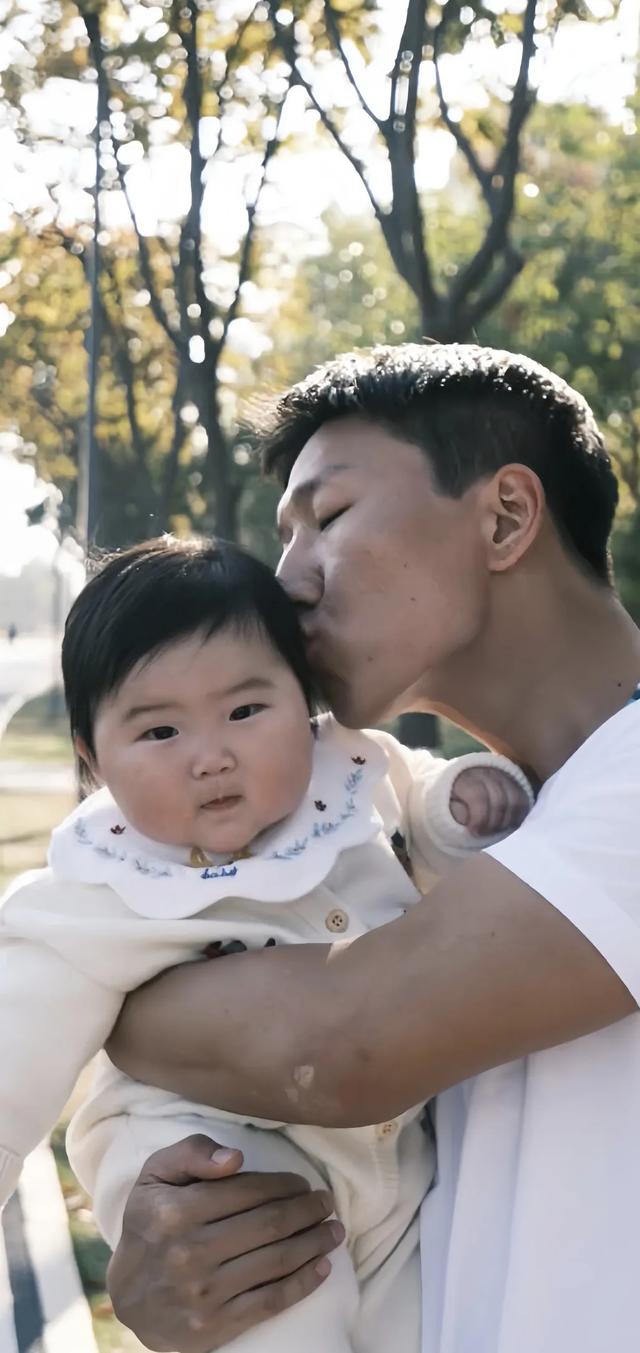 “村霸”阿如那甜蜜晒女儿,以后谁敢惹这个岳父啊!