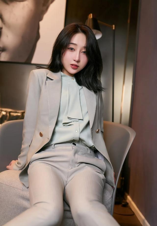 美女模特李丽莎,水蛇腰、蜜桃臀,黑丝大长腿,这你受得了吗?