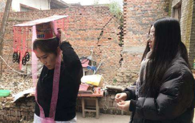 河南一女子模仿武则天,泡面当王冠,麻袋做龙袍,23家公司求签约