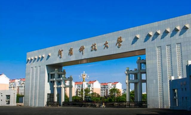 河南一女子模仿武则天,泡面当王冠,麻袋做龙袍,23家公司求签约