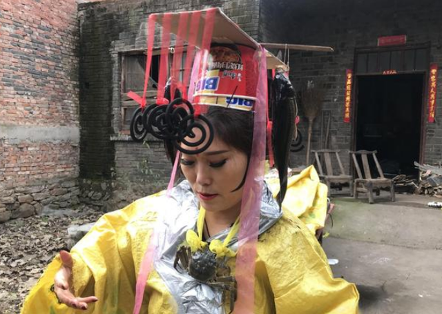 河南一女子模仿武则天,泡面当王冠,麻袋做龙袍,23家公司求签约