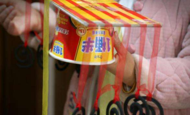 河南一女子模仿武则天,泡面当王冠,麻袋做龙袍,23家公司求签约