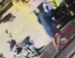 恶心!女律师走在路上被泼尿!车里男人怒指:你找死!