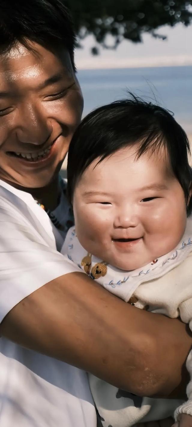 “村霸”阿如那甜蜜晒女儿,以后谁敢惹这个岳父啊!