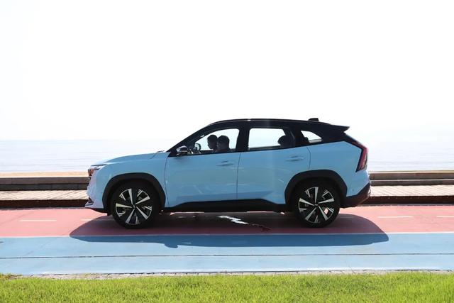博越L:2.0T、加热通风按摩!不到15万能高速领航!还看哈弗H6吗