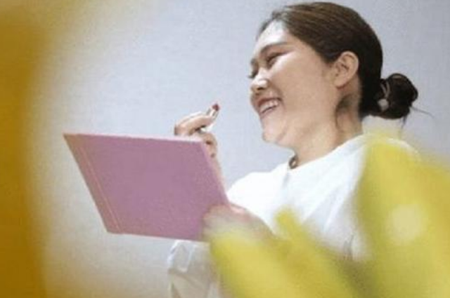 河南一女子模仿武则天,泡面当王冠,麻袋做龙袍,23家公司求签约