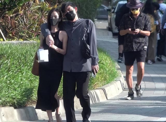恭喜!40岁男星在小S节目中求婚成功,女友是交往半年小10岁空姐