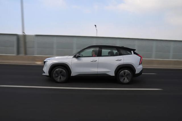 博越L:2.0T、加热通风按摩!不到15万能高速领航!还看哈弗H6吗