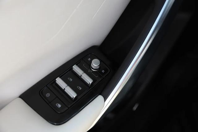 博越L:2.0T、加热通风按摩!不到15万能高速领航!还看哈弗H6吗