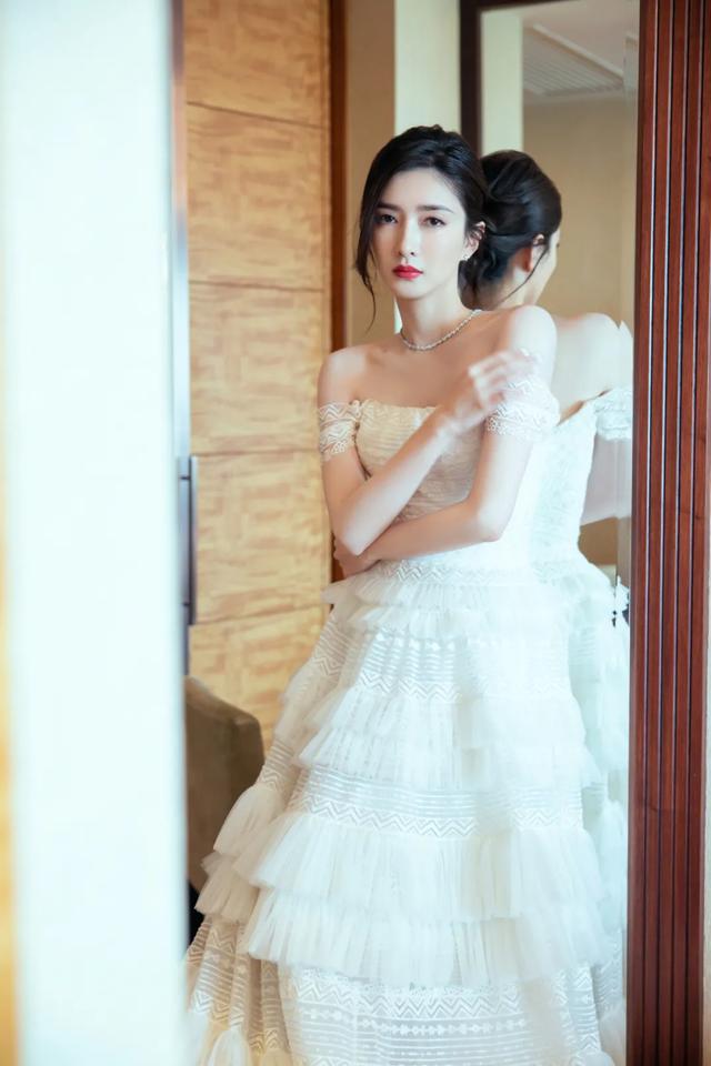 鹅厂盛典:杨幂水嫩小性感,鞠婧祎上半身稳赢,白百何模样大变