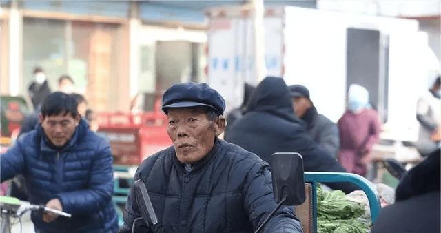 少女竟被大叔带到酒店,美女主动脱去衣服,献身五十岁的老男人!