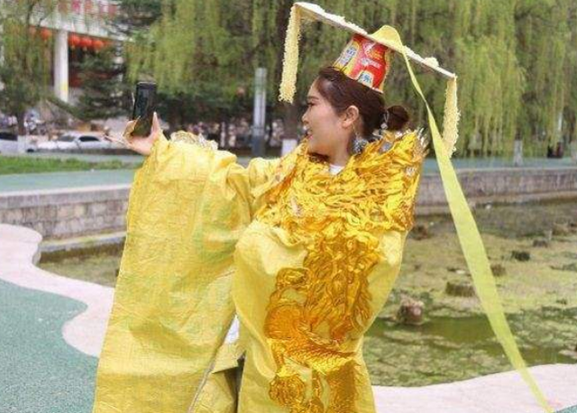 河南一女子模仿武则天,泡面当王冠,麻袋做龙袍,23家公司求签约