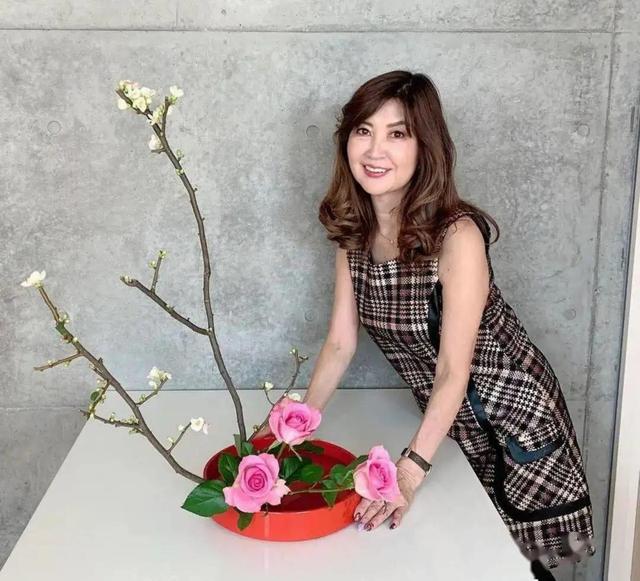 日本72岁美女奶奶颜值逆龄:容貌如同少女,和孙子出门被认母子