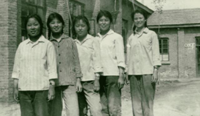 少女竟被大叔带到酒店,美女主动脱去衣服,献身五十岁的老男人!