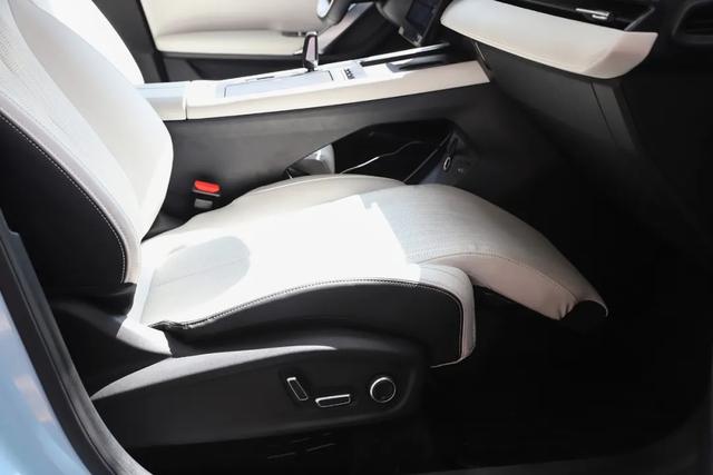 博越L:2.0T、加热通风按摩!不到15万能高速领航!还看哈弗H6吗