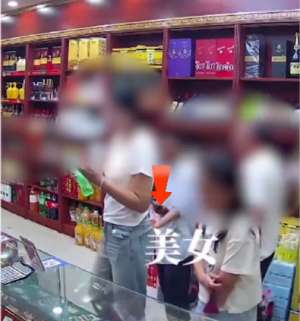 偷摸美女(一女子被陌生男子偷摸臀部，男子本想握手言和，女子则怒斥要求道歉，“醉酒”男子现场下跪道歉)