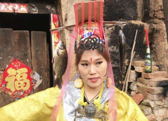 河南一女子模仿武则天,泡面当王冠,麻袋做龙袍,23家公司求签约