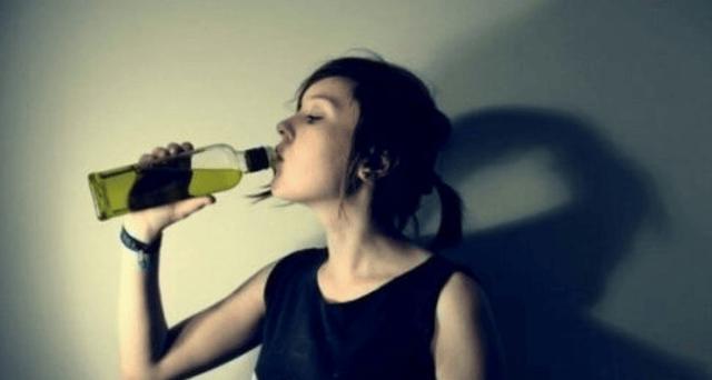 少女竟被大叔带到酒店,美女主动脱去衣服,献身五十岁的老男人!